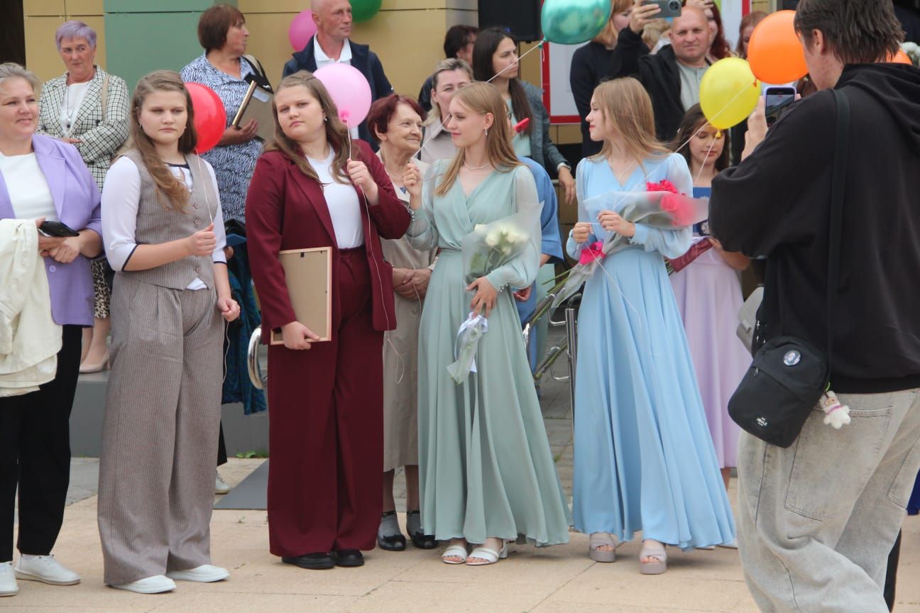 В Болгаре прошла торжественная церемония вручения аттестатов школьникам