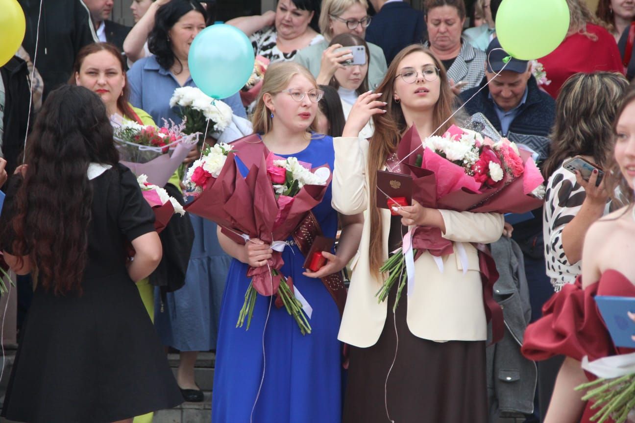 В Болгаре прошла торжественная церемония вручения аттестатов школьникам