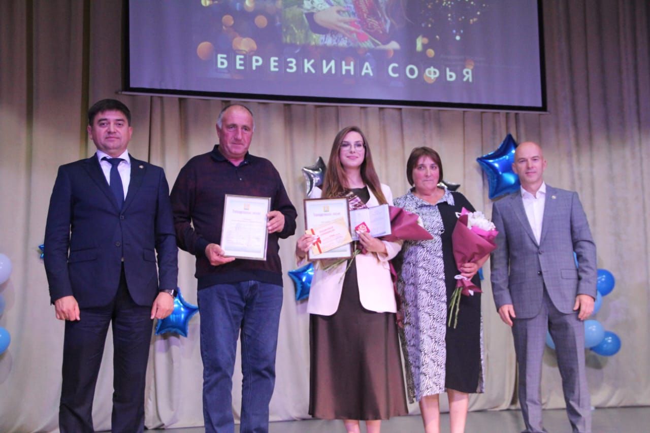 В Болгаре прошла торжественная церемония вручения аттестатов школьникам