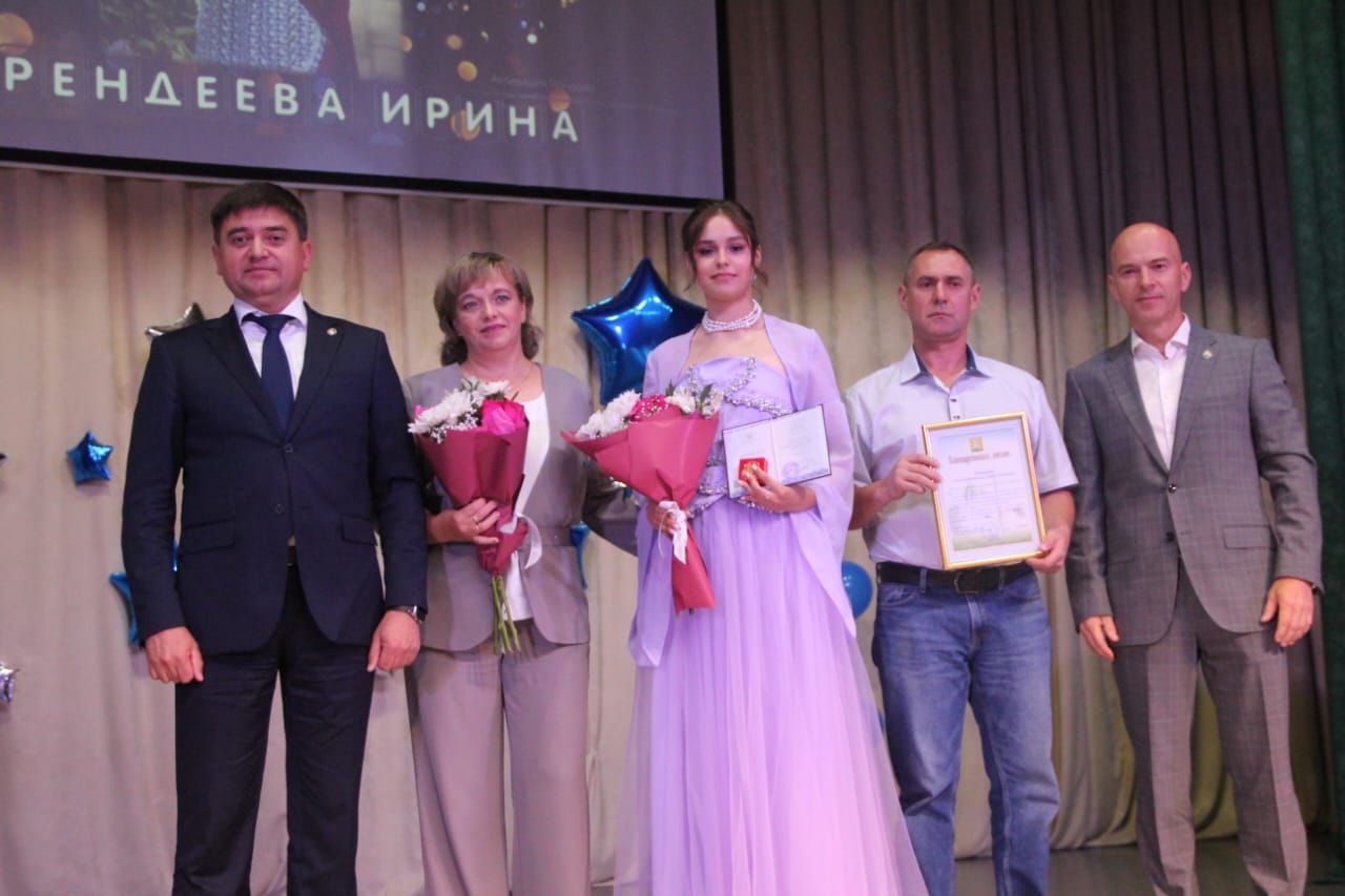 В Болгаре прошла торжественная церемония вручения аттестатов школьникам