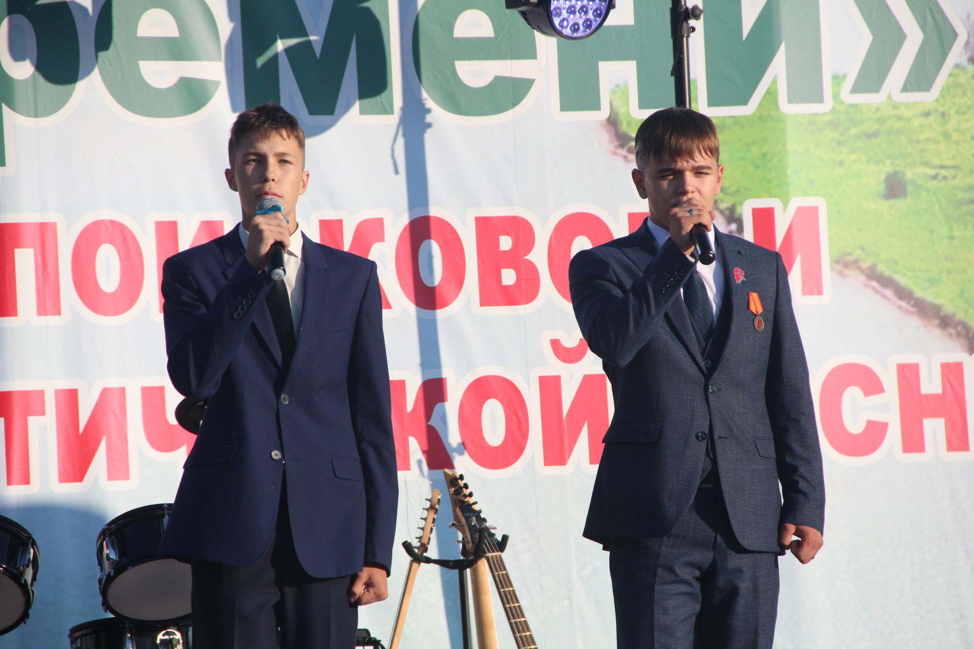На сцене Фестиваля "Река времени" десятки артистов представили своё творчество