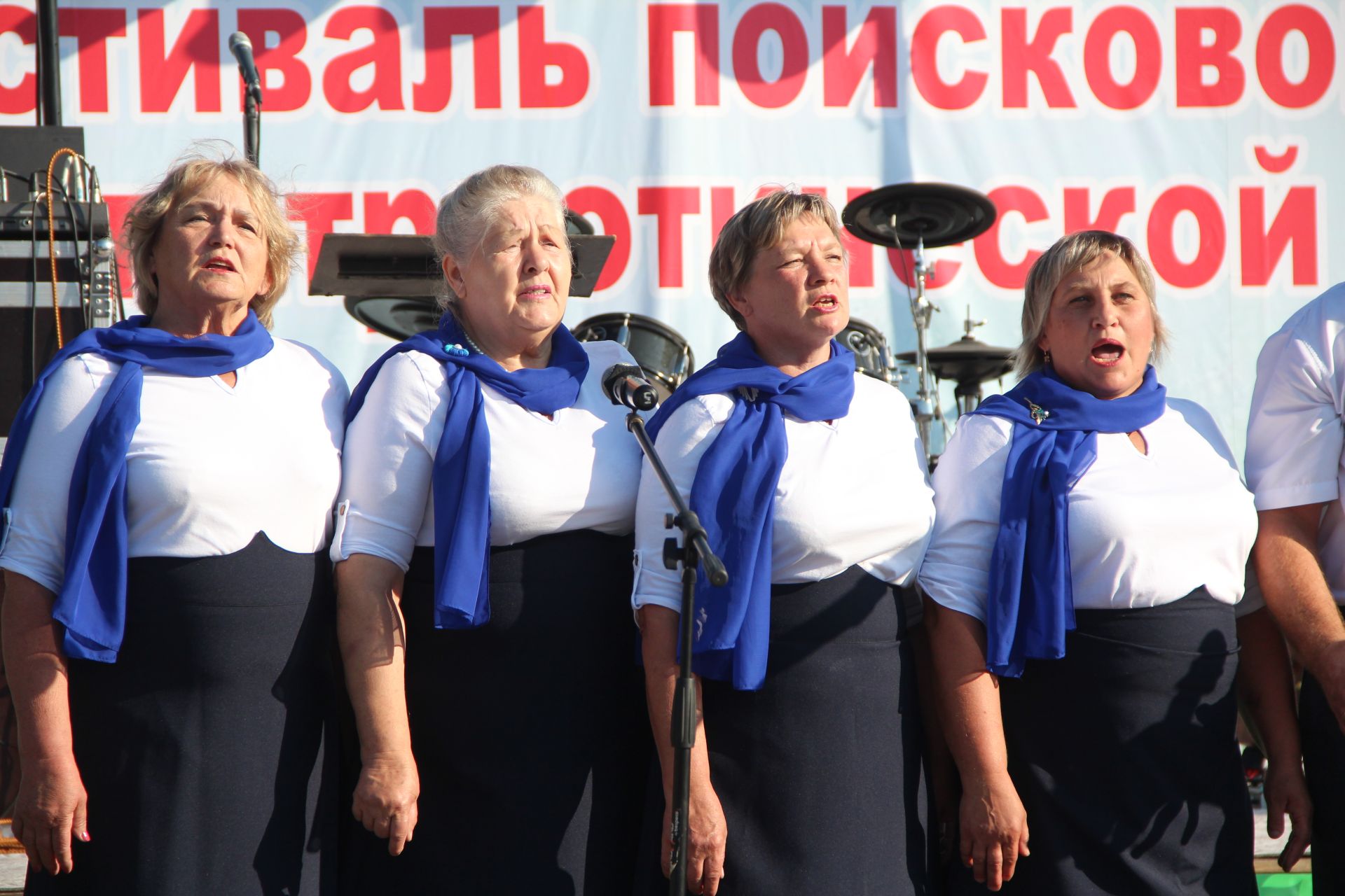 На сцене Фестиваля "Река времени" десятки артистов представили своё творчество