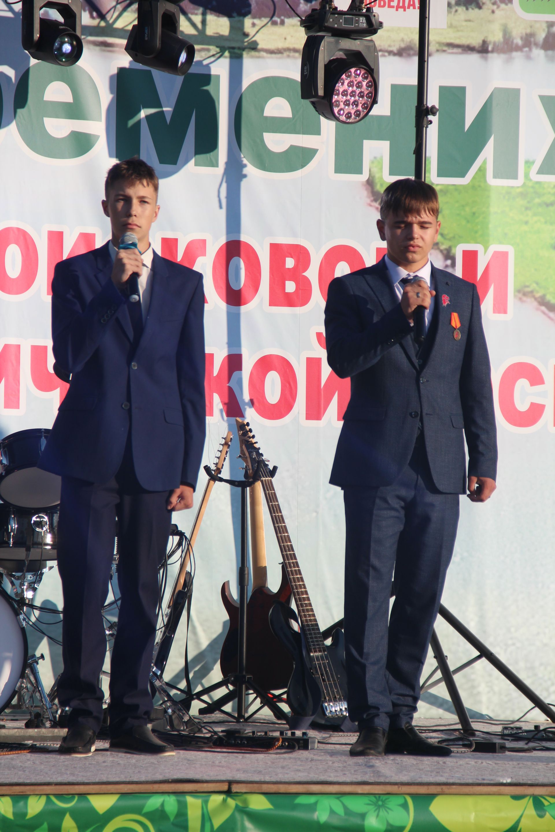 На сцене Фестиваля "Река времени" десятки артистов представили своё творчество