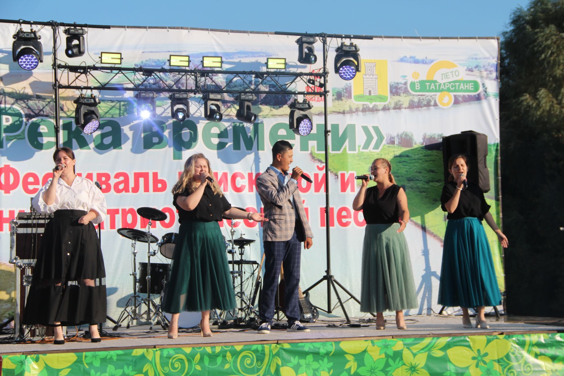 На сцене Фестиваля "Река времени" десятки артистов представили своё творчество