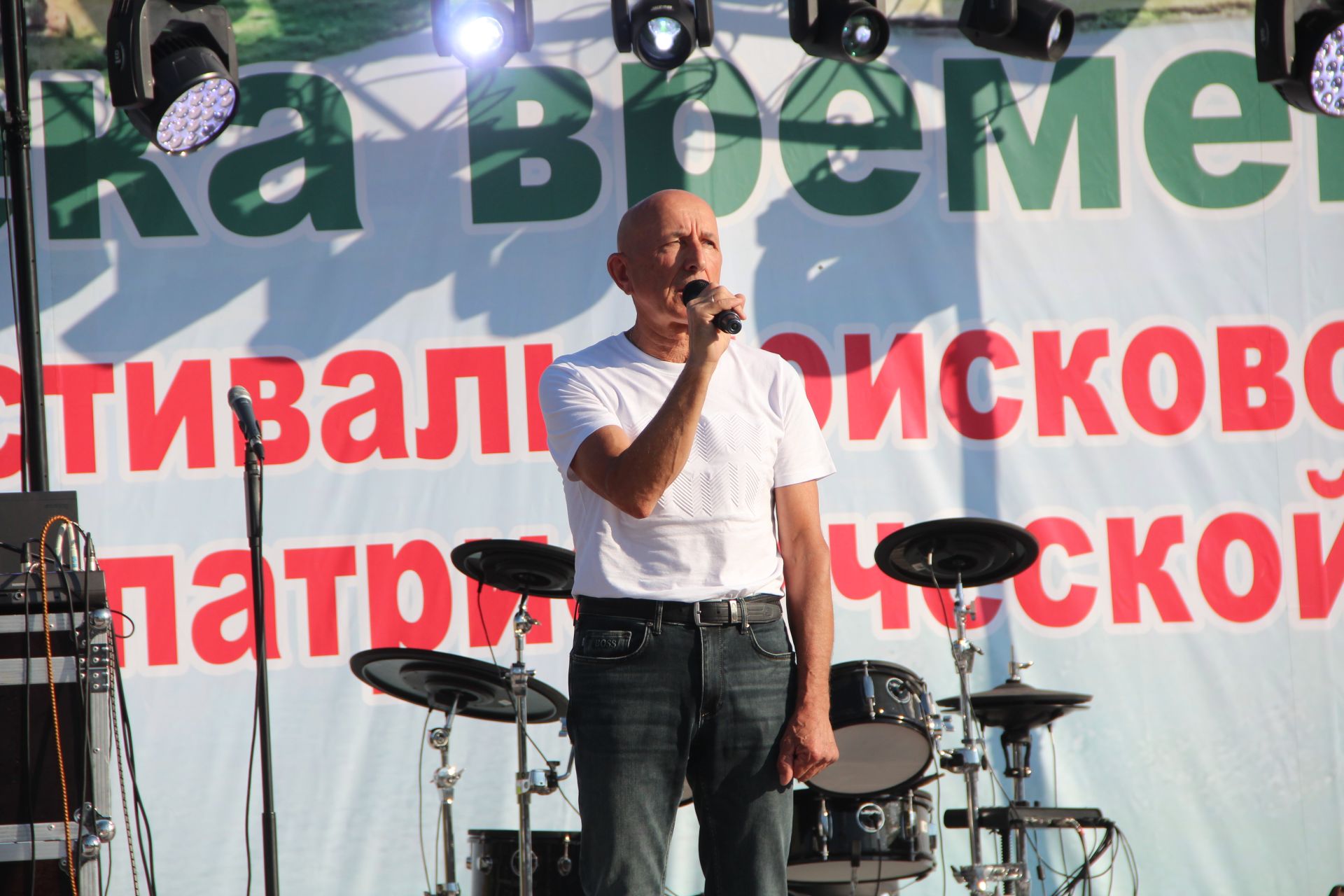 На сцене Фестиваля "Река времени" десятки артистов представили своё творчество