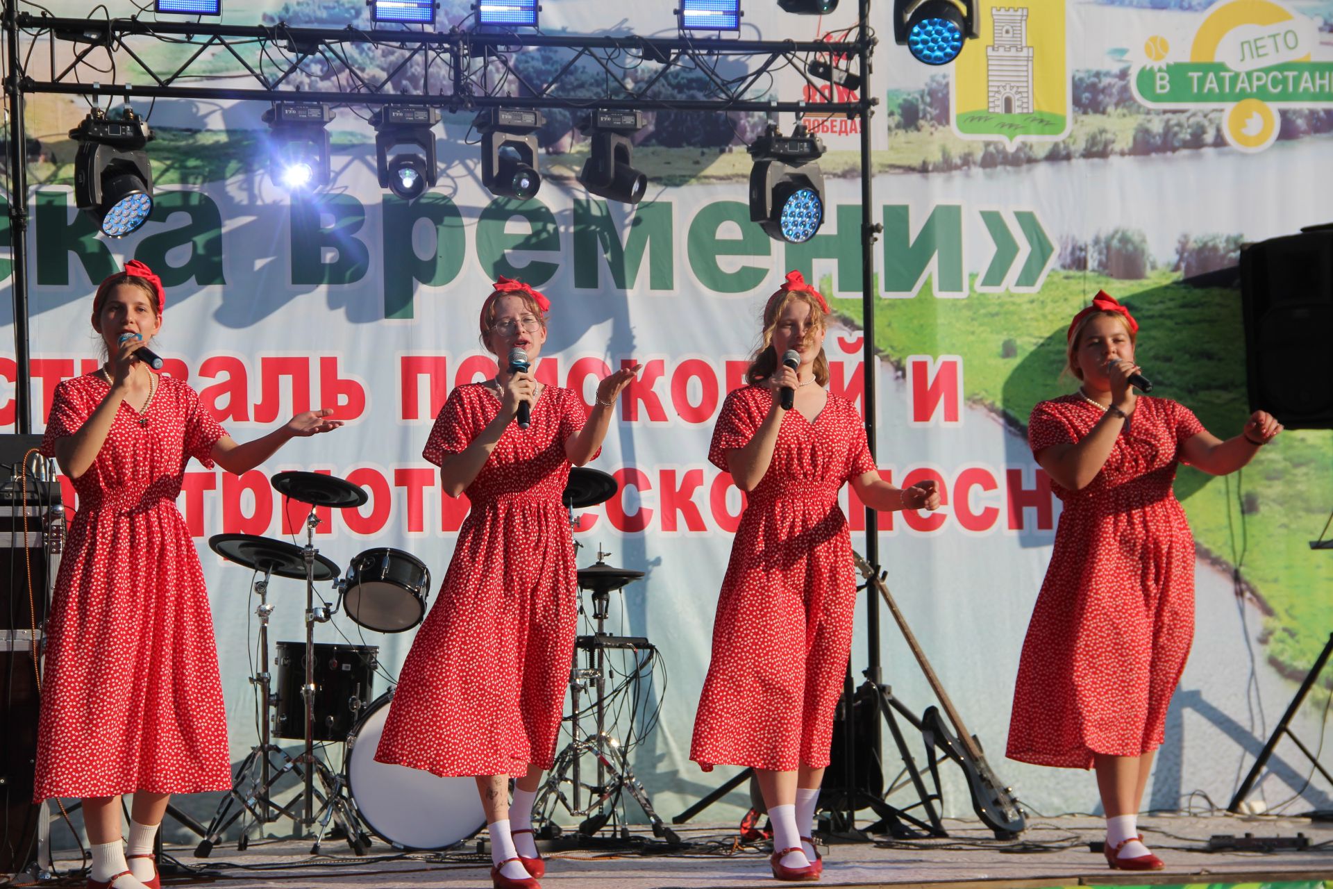 На сцене Фестиваля "Река времени" десятки артистов представили своё творчество