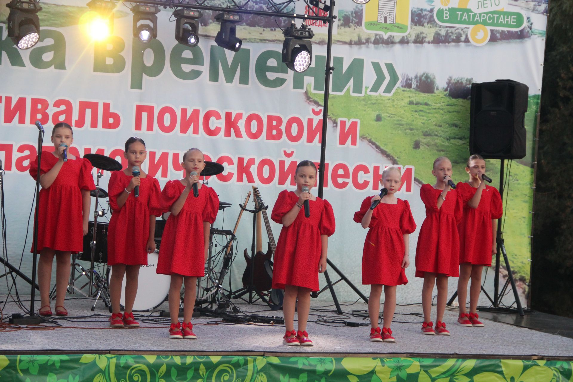 На сцене Фестиваля "Река времени" десятки артистов представили своё творчество