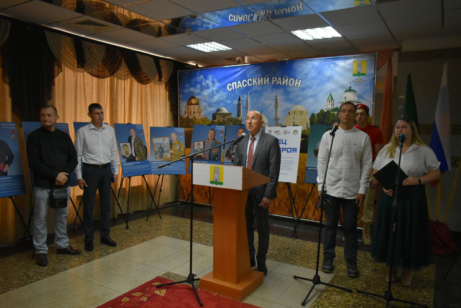 В Болгаре открылась передвижная фотовыставка "Отец героя"