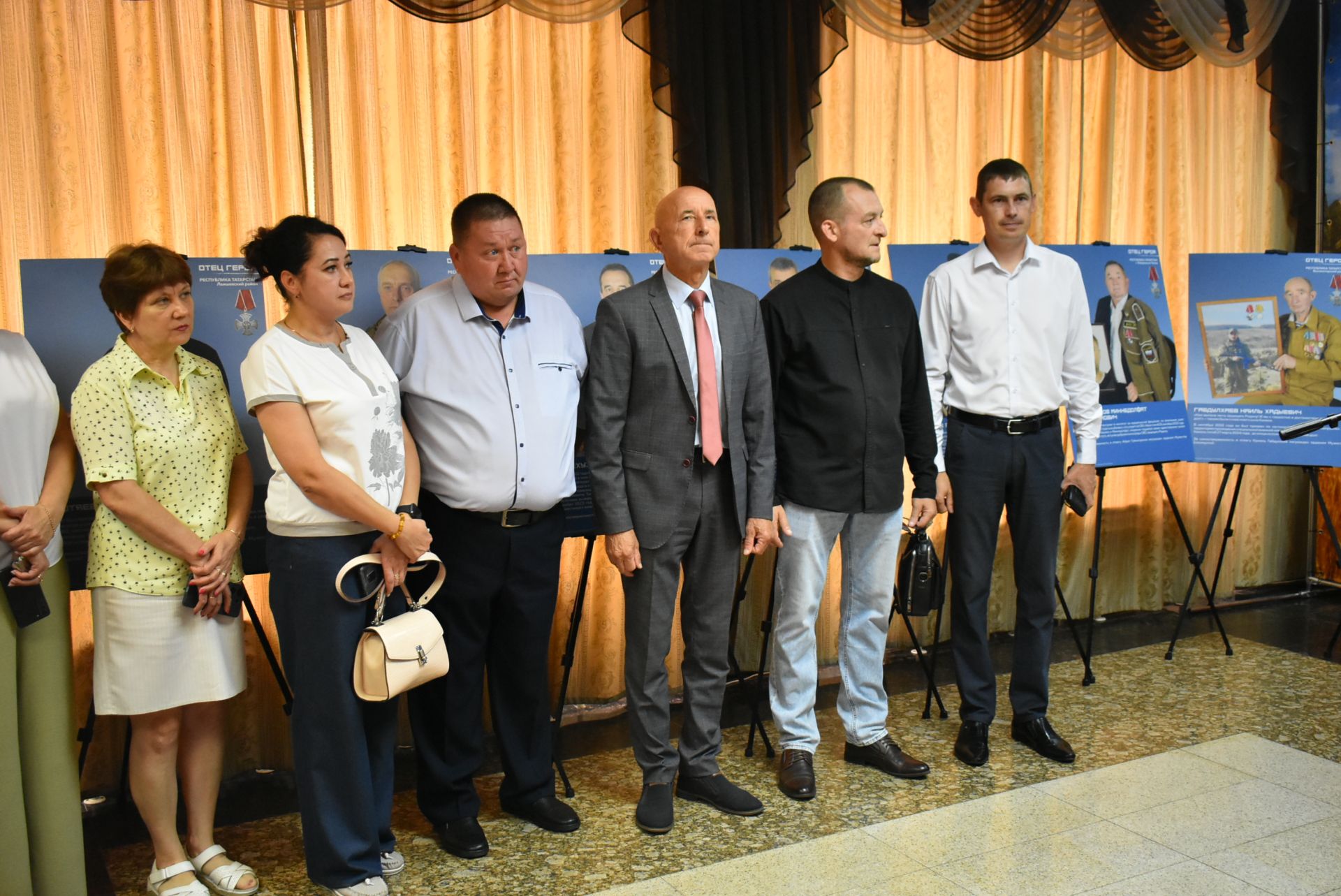 В Болгаре открылась передвижная фотовыставка "Отец героя"