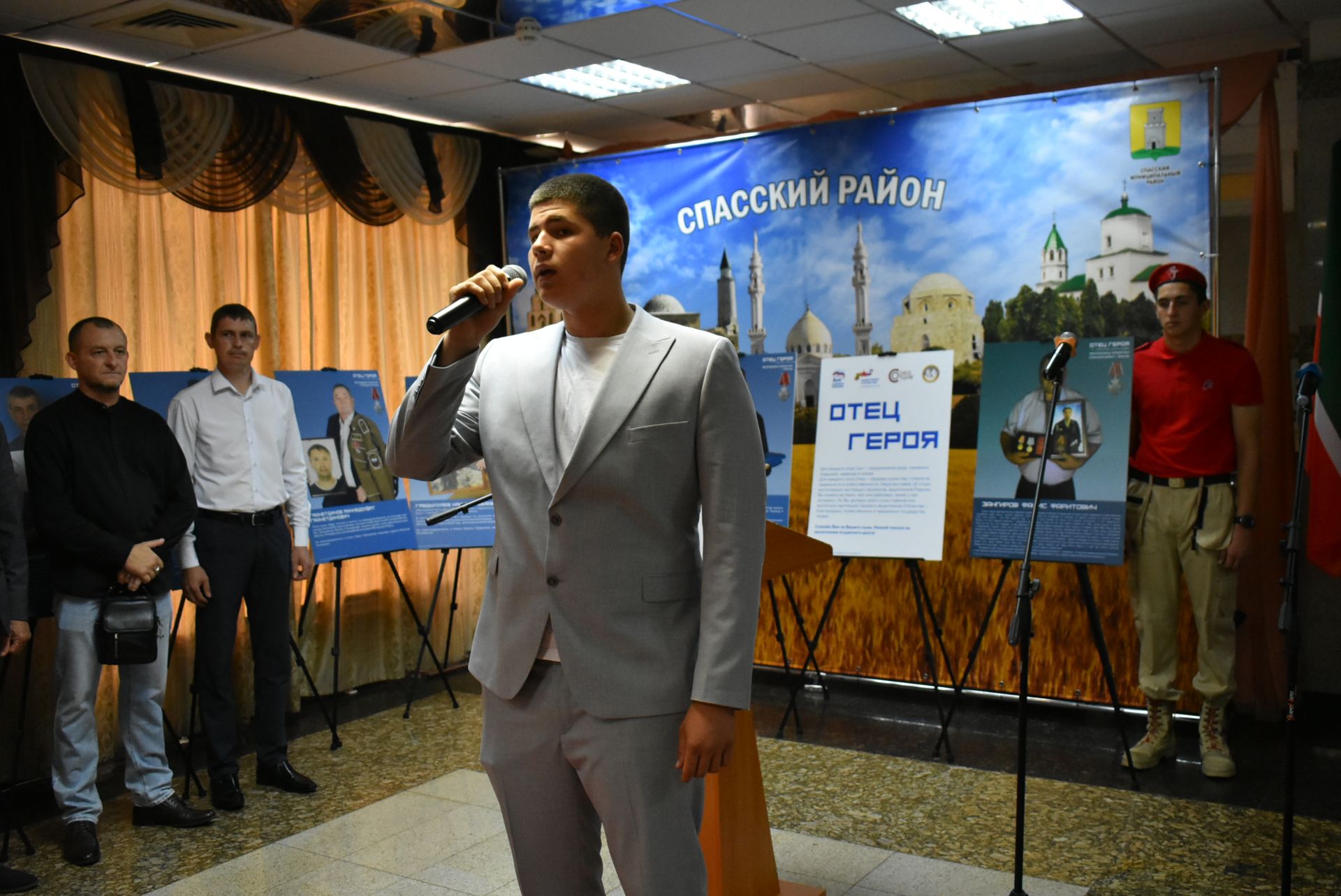 В Болгаре открылась передвижная фотовыставка "Отец героя"