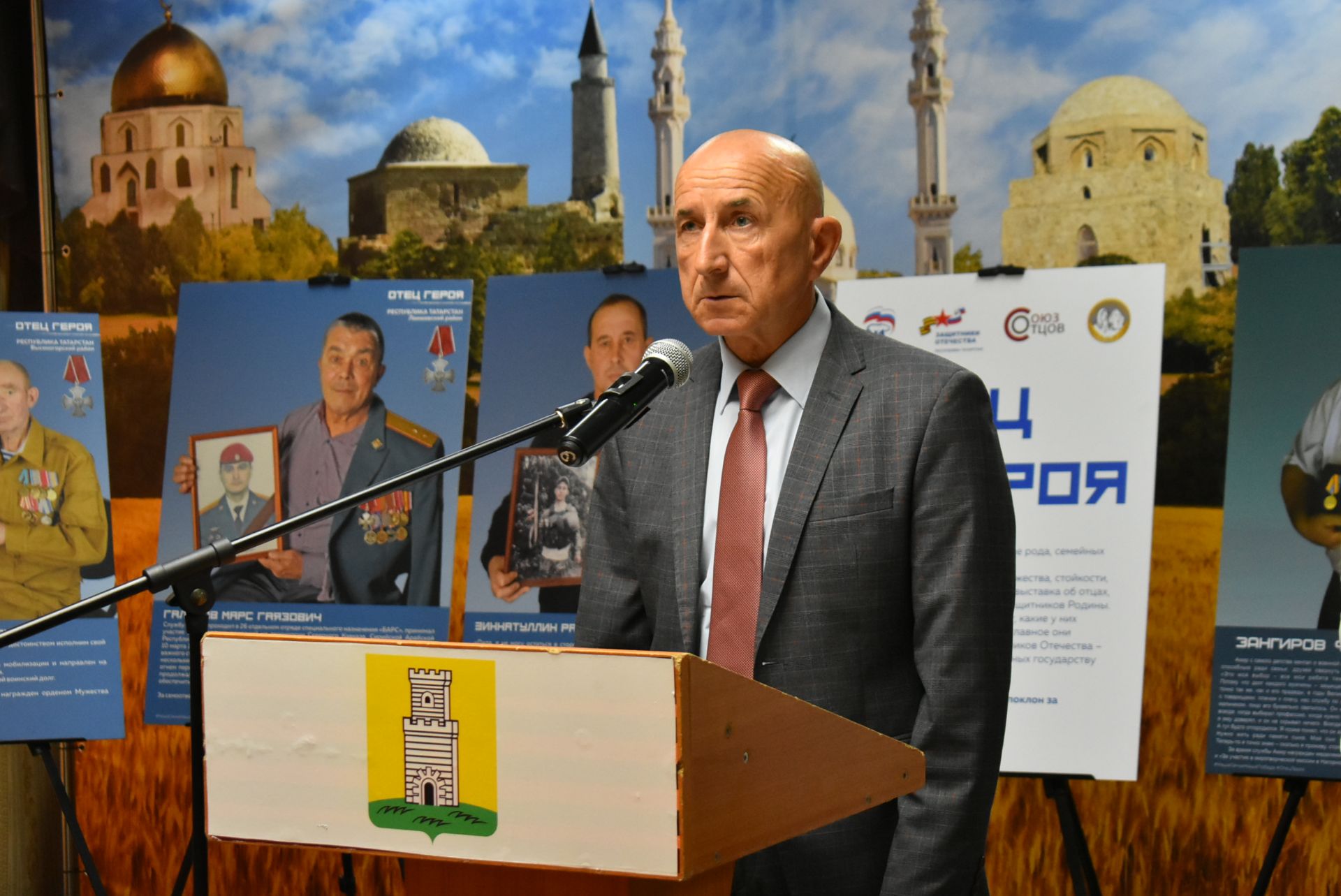 В Болгаре открылась передвижная фотовыставка "Отец героя"
