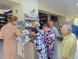 Получатели соцуслуг Спасского ДИПИ посетили книжную выставку
