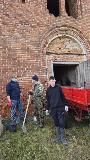 В Танкеевке прошёл субботник в храме Троицы Живоначальной