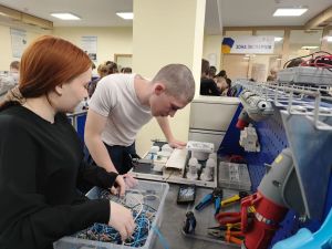 Школьники Спасского района попробовали себя в профессии электромонтажника