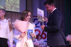 Спас районы башлыгы чыгарылыш класс укучыларына «Укуда аерым уңышлар өчен» медальләрен тапшырды