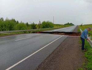 Размытая дорога в Сармановском районе перекрыла движение на трассе Сарманово — Набережные Челны