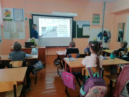 С учениками Полянской школы провели беседу «Осторожно! Сход снега и наледи с крыш!»