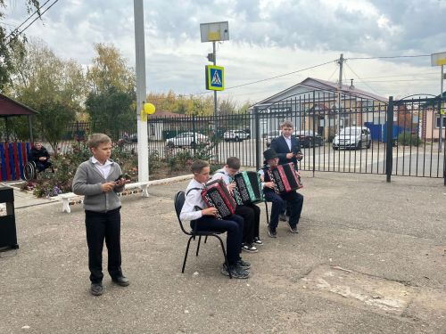 Педагоги и учащиеся Болгарской Детской школы искусств поздравили пожилых в ДИПИ