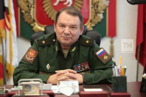 Военный комиссар РТ поздравил военных пенсионеров с профессиональным праздником