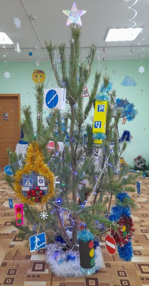 В детском саду «Колосок» прошло занятие «Ёлку нарядили - дорожные знаки повторили»