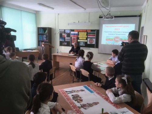 Председатель Госсовета РТ посетил первую школу Болгара