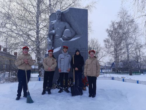 Юнармейцы Кимовской школы приняли участие в акции по очистке от снега памятника воинам-землякам