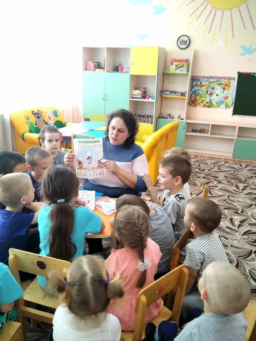 Для воспитанников детского сада «Три Озера» провели громкие чтения «Поэт из страны Детства»