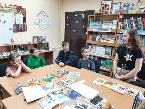 В Иж-Борискинской библиотеке прошло познавательно-игровое путешествие «Волшебная страна – театр»