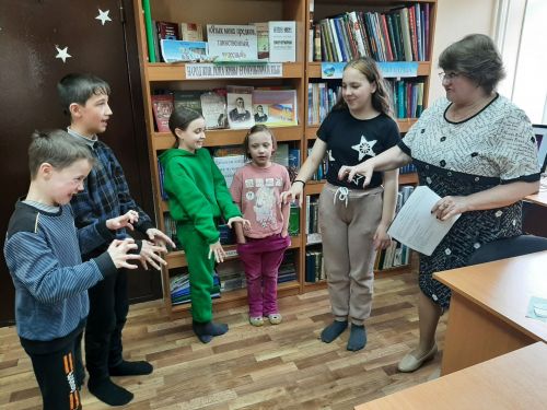 В Иж-Борискинской библиотеке прошло познавательно-игровое путешествие «Волшебная страна – театр»