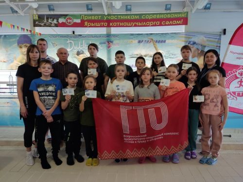 Пловцов Болгара наградили значками ГТО
