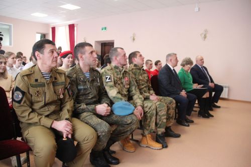 В первой городской школе прошёл Урок мужества с участием бойцов СВО