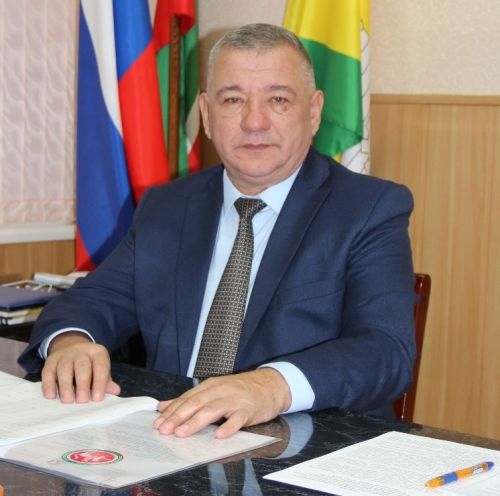 Глава Спасского района Фаргат Мухаметов поздравляет всех женщин с 8 марта