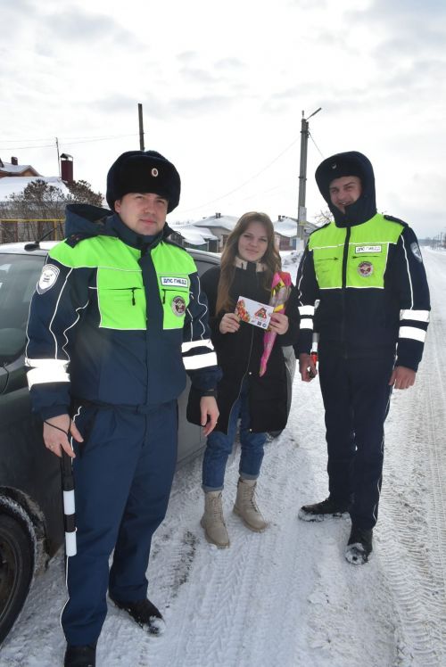 Сотрудники ГИБДД по Спасскому району поздравили автоледи с 8 Марта