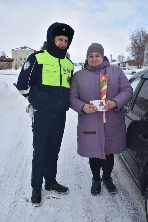 Сотрудники ГИБДД по Спасскому району поздравили автоледи с 8 Марта