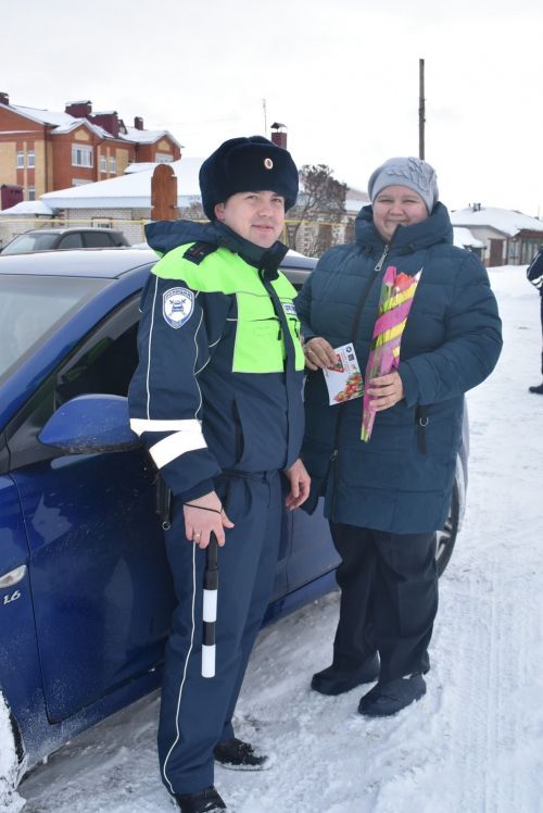Сотрудники ГИБДД по Спасскому району поздравили автоледи с 8 Марта