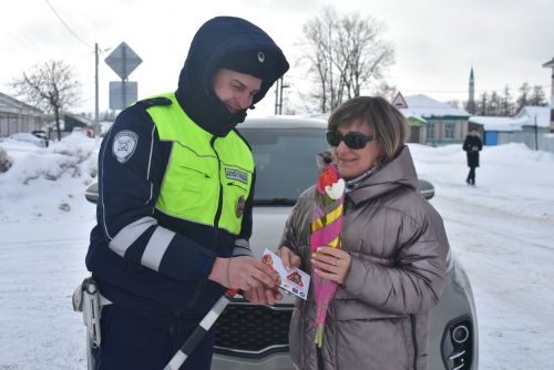 Сотрудники ГИБДД по Спасскому району поздравили автоледи с 8 Марта