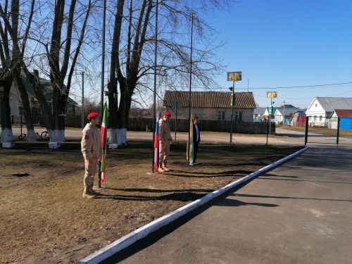 В первой городской школе новая четверть началась с подъёма флагов России и Татарстана