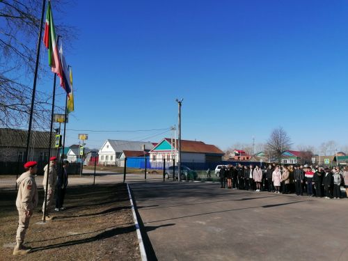 В первой городской школе новая четверть началась с подъёма флагов России и Татарстана