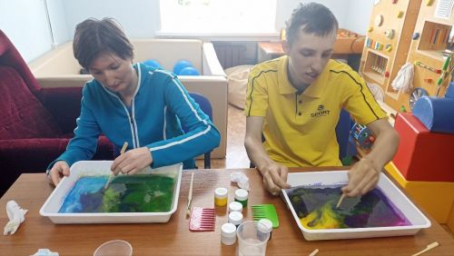 Для получателей соцуслуг провели занятие с использованием нетрадиционной техникой рисования «Эбру»