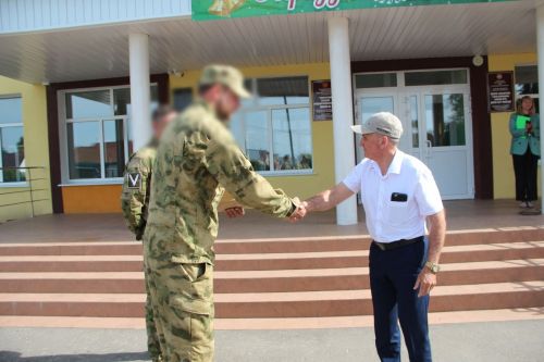 В первой городской школе учебная неделя началась с поднятия флагов