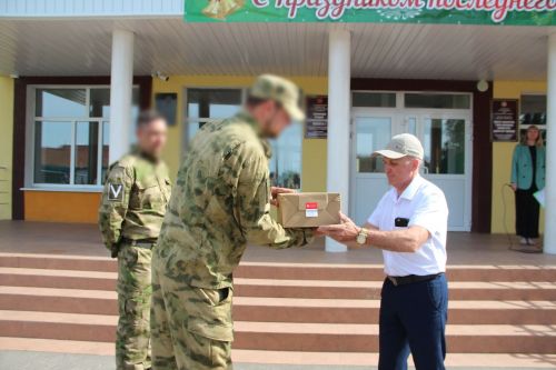 В первой городской школе учебная неделя началась с поднятия флагов