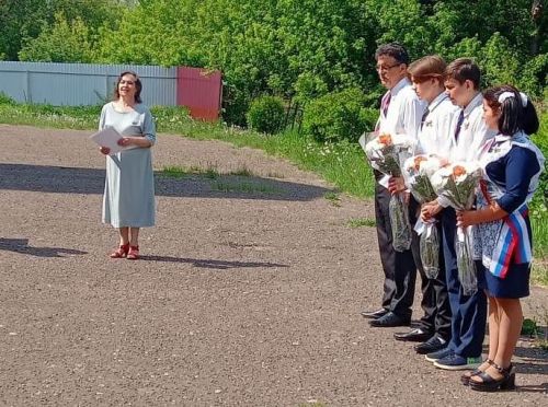 Для выпускников 9 класса Кузнечихинской школы прозвучал последний звонок