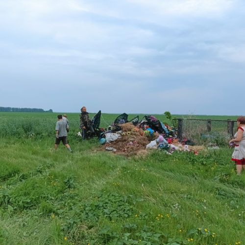 Жители Красного Вала убрались на кладбище