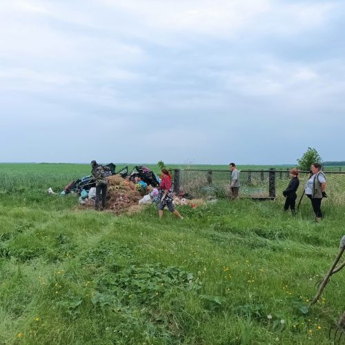 Жители Красного Вала убрались на кладбище