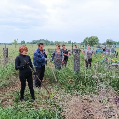 Жители Красного Вала убрались на кладбище