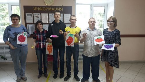 Для получателей соцуслуг группы дневного пребывания провели занятие «Фантазии из ватных дисков»