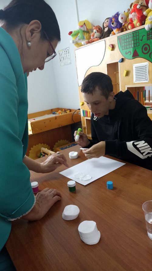 Для получателей соцуслуг группы дневного пребывания провели занятие «Фантазии из ватных дисков»