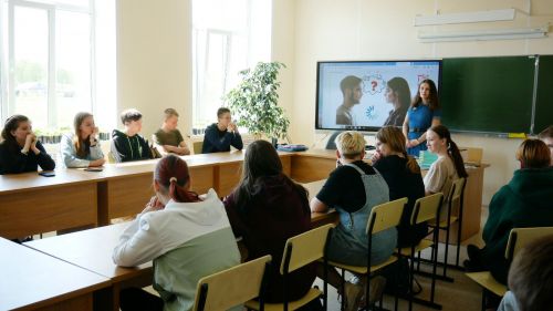 Со старшеклассниками Болгара и студентами техникума педагог-психолог Центра милосердия «Умиление» провела беседу