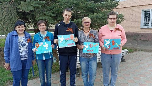 Для получателей соцуслуг группы дневного пребывания «Равные возможности» провели занятие  ко Дню Победы