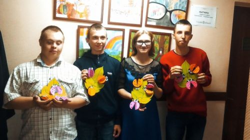 Получатели соцуслуг из группы дневного пребывания научились создавать объёмную аппликацию из цветной бумаги